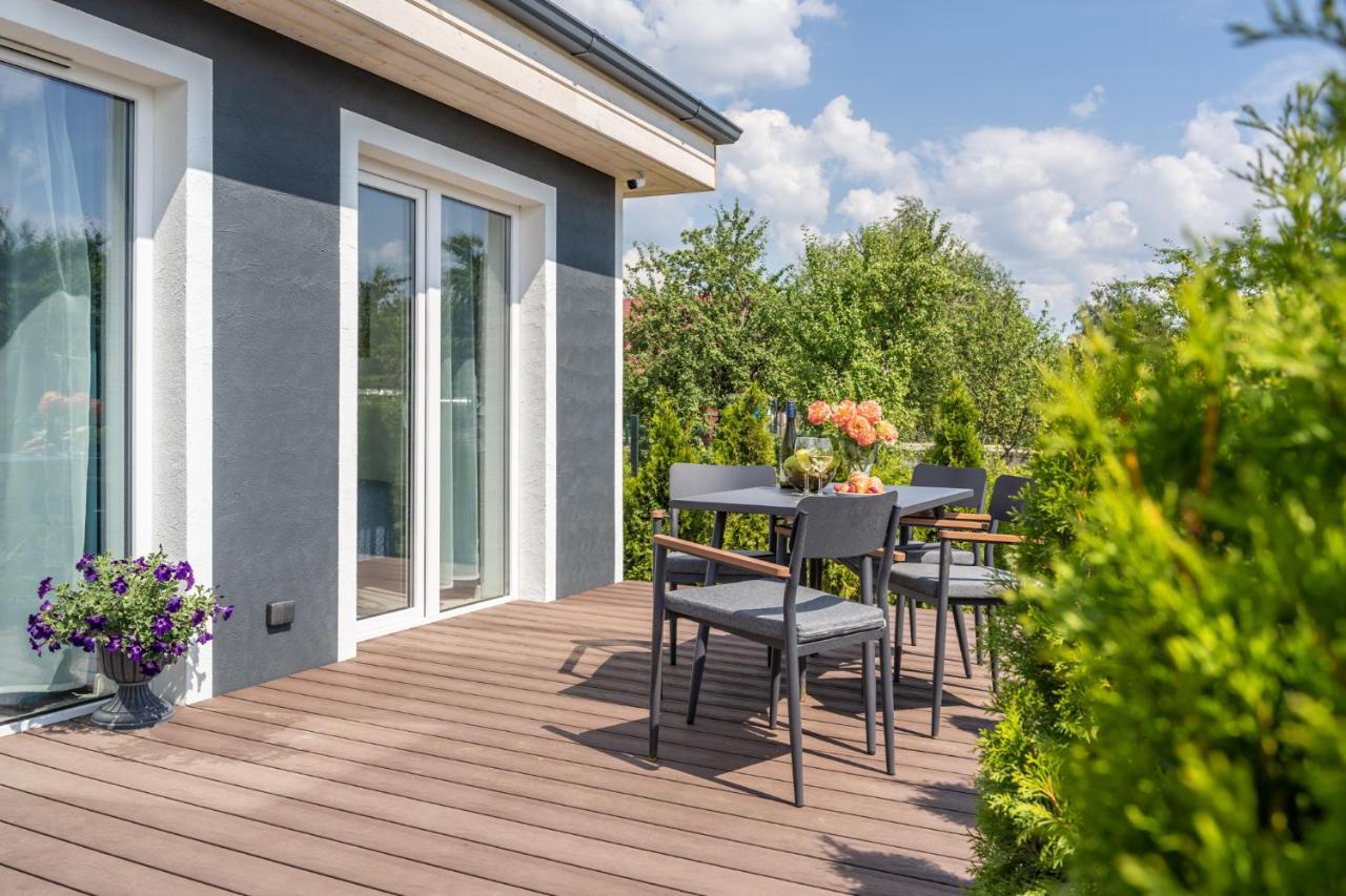 Вилла Family Garden House With Free Private Parking & Playground Рига Экстерьер фото