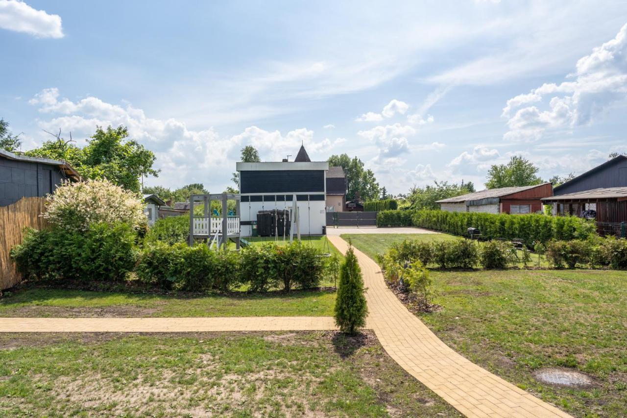 Вилла Family Garden House With Free Private Parking & Playground Рига Экстерьер фото