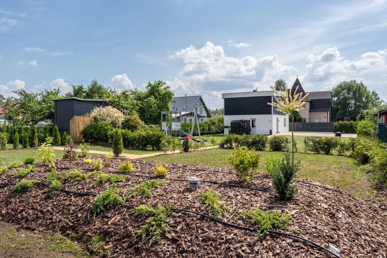 Вилла Family Garden House With Free Private Parking & Playground Рига Экстерьер фото