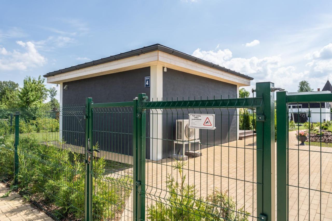 Вилла Family Garden House With Free Private Parking & Playground Рига Экстерьер фото