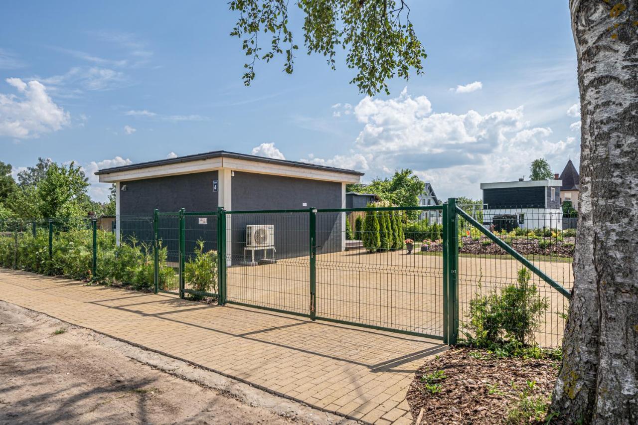 Вилла Family Garden House With Free Private Parking & Playground Рига Экстерьер фото