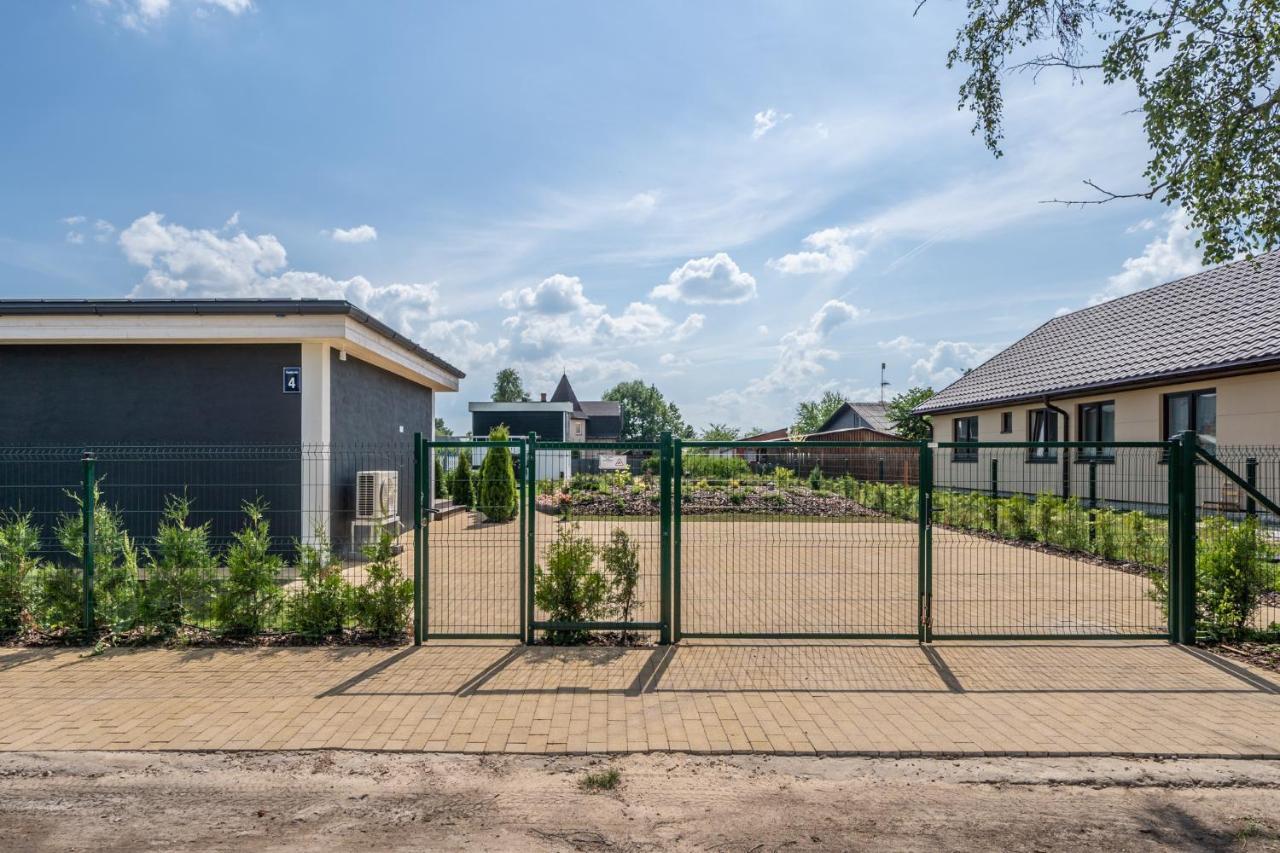 Вилла Family Garden House With Free Private Parking & Playground Рига Экстерьер фото