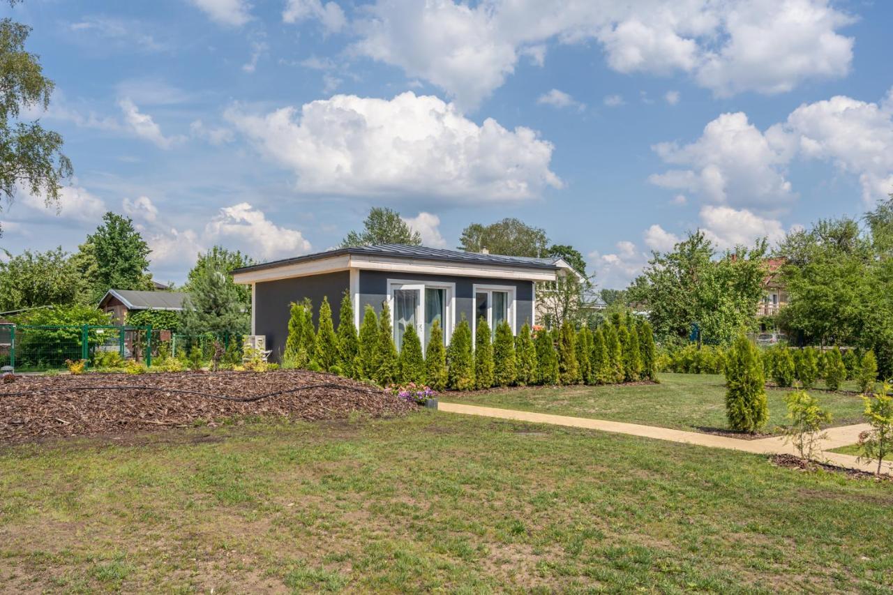 Вилла Family Garden House With Free Private Parking & Playground Рига Экстерьер фото