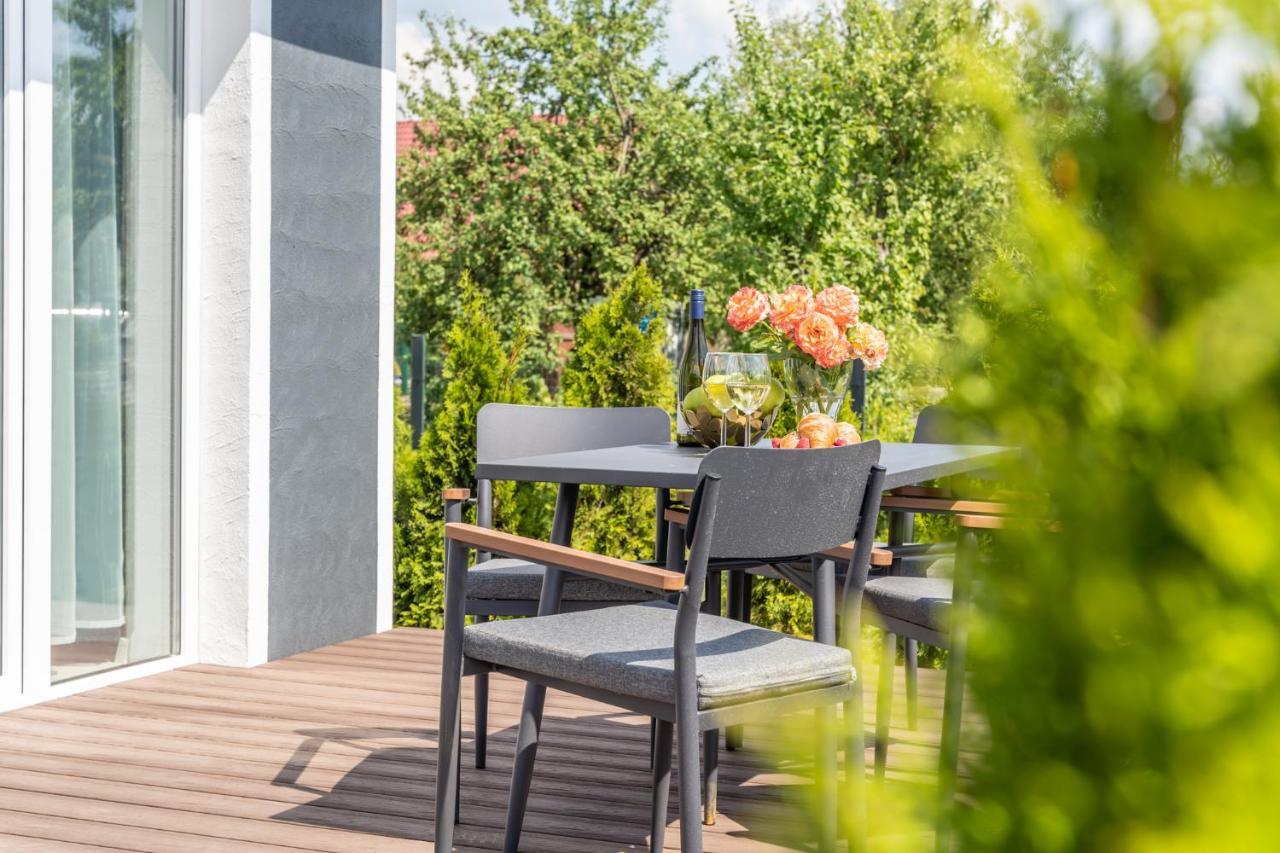 Вилла Family Garden House With Free Private Parking & Playground Рига Экстерьер фото