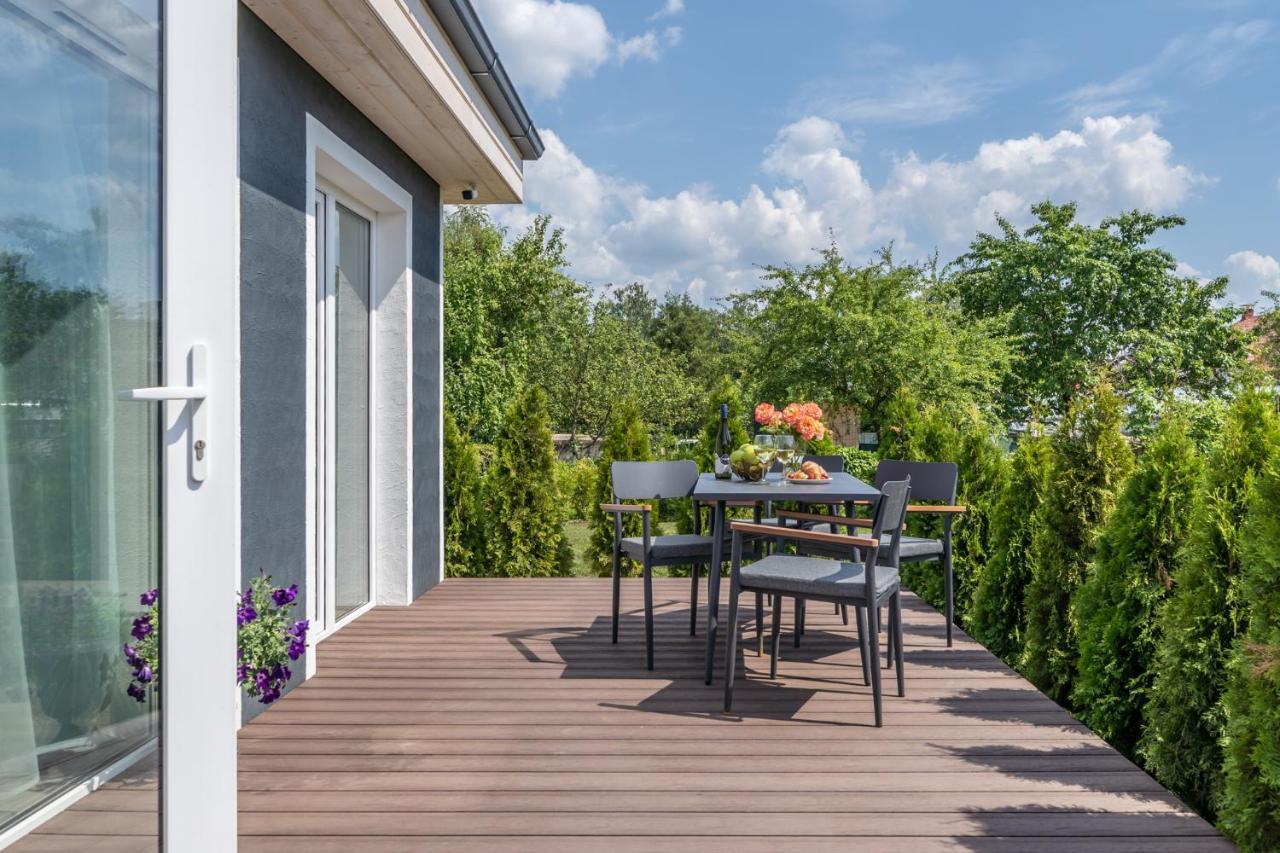 Вилла Family Garden House With Free Private Parking & Playground Рига Экстерьер фото