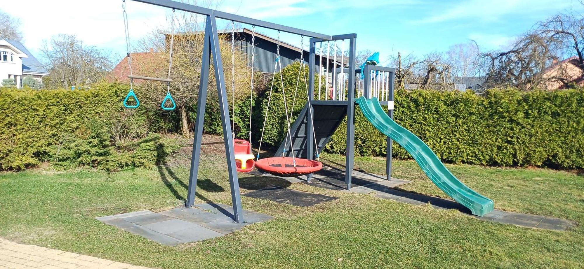 Вилла Family Garden House With Free Private Parking & Playground Рига Экстерьер фото